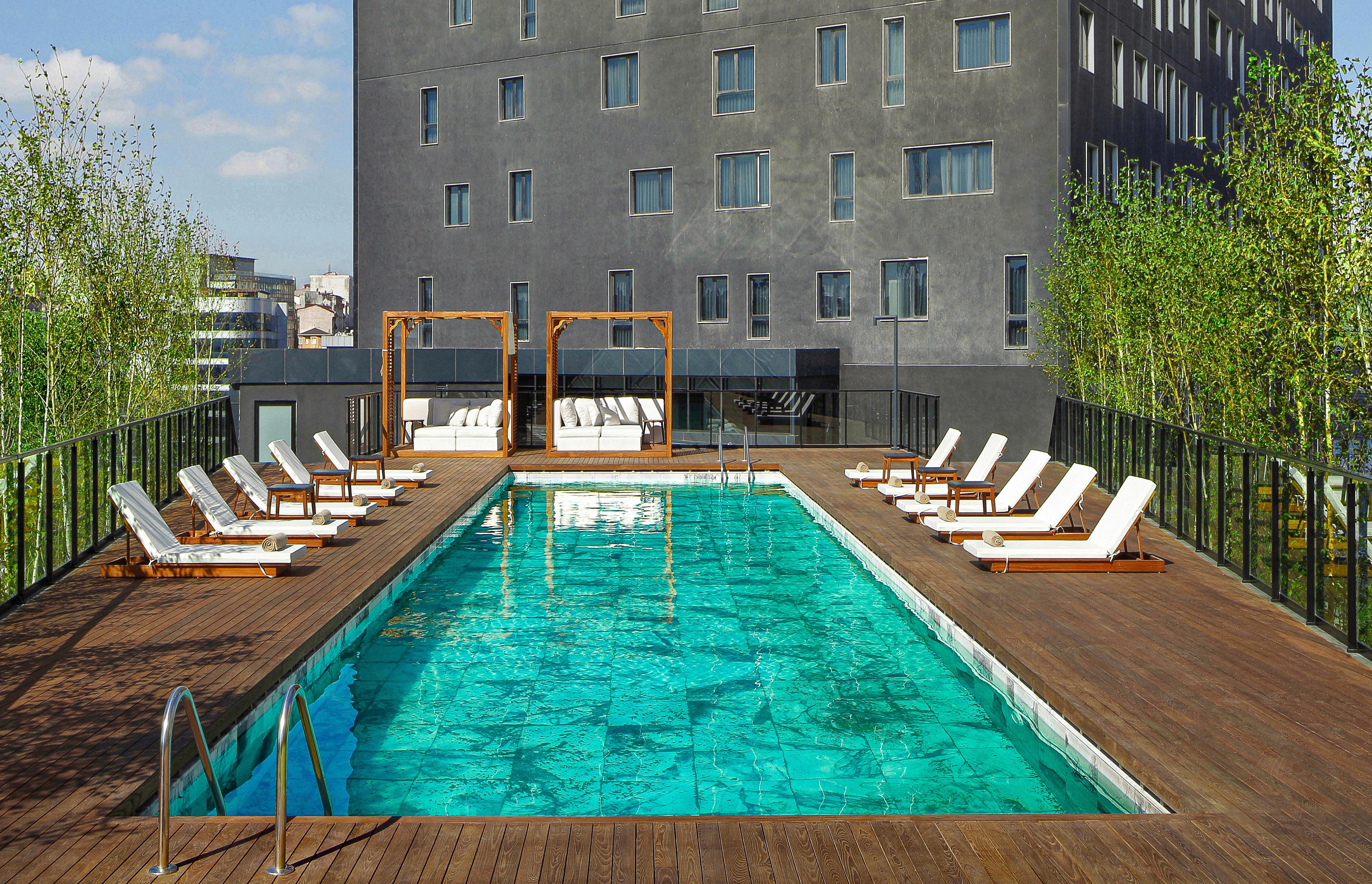 ホテル Wanda Vista イスタンブール エクステリア 写真 The hotel's rooftop pool