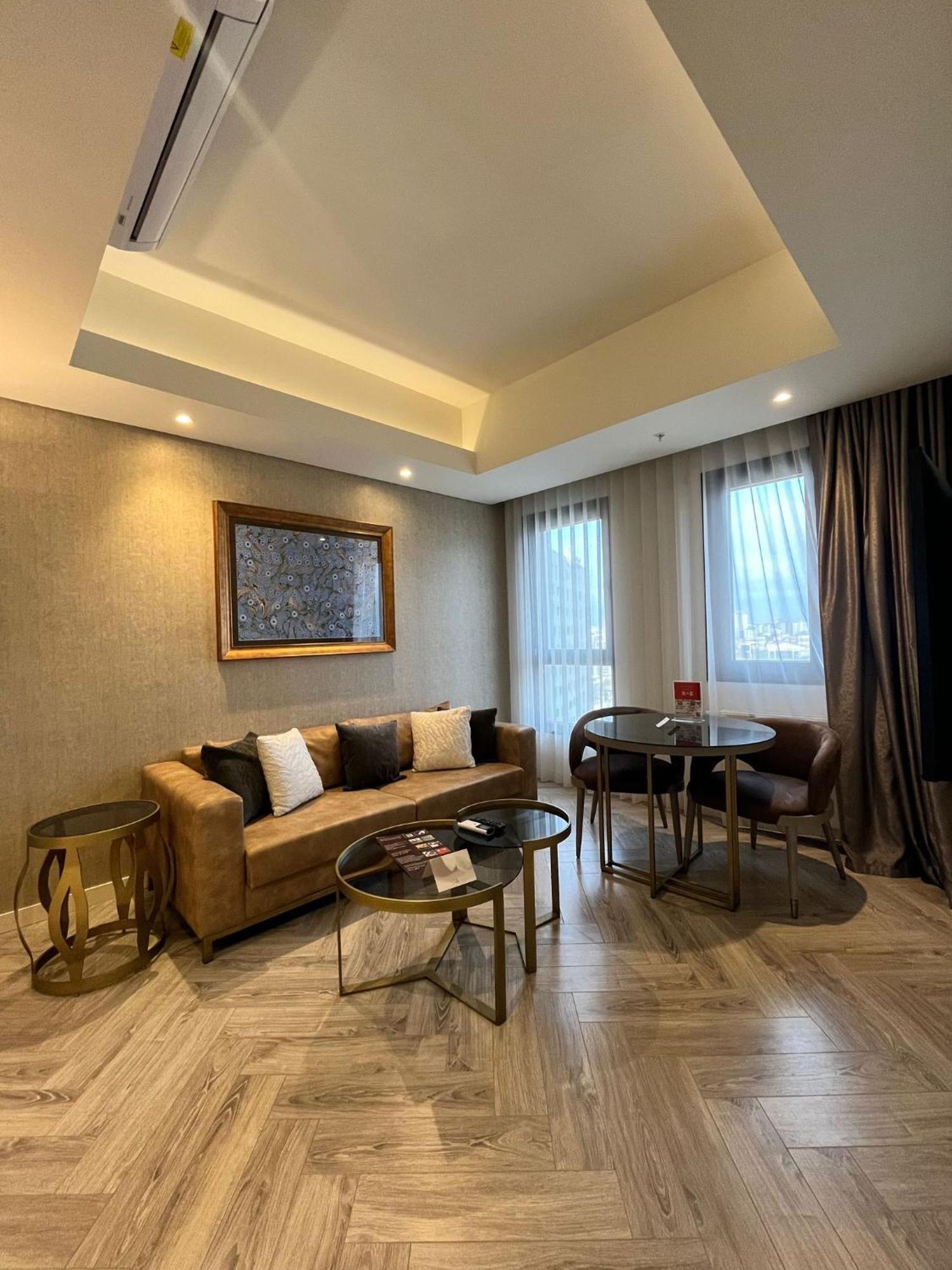 ホテル Wanda Vista イスタンブール エクステリア 写真 A living room in a suite at the hotel
