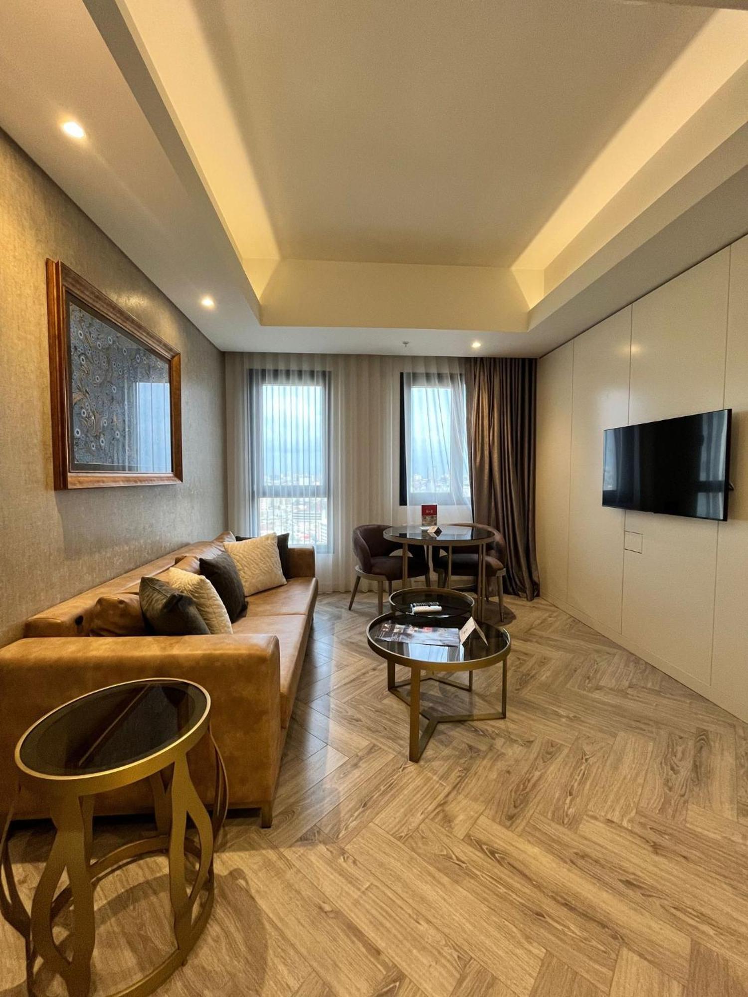 ホテル Wanda Vista イスタンブール エクステリア 写真 A living room in a 1-bedroom apartment at The Ritz-Carlton, Chengdu